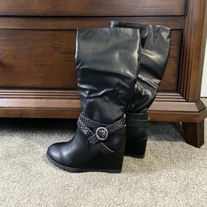 Black wedge 2 1/2 heel boots journee never worn